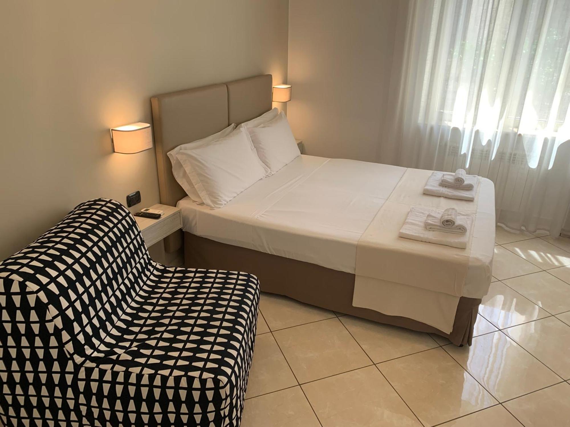 Tuanis Hotel Naples Exterior photo